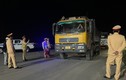 Đột kích “tóm gọn” loạt xe chở quá tải trong đêm ở Quảng Ninh