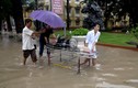  Lội bì bõm cấp cứu bệnh nhân ở Hà Nội