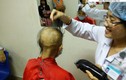 Cảm động BS Bệnh viện Huyết học cắt tóc bệnh nhân ung thư 