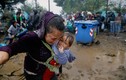 Xót xa cảnh người tị nạn kiệt sức vì dầm mưa