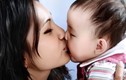 Bệnh truyền nhiễm khi hôn môi dễ lây cho bé 