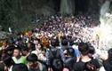 Hàng nghìn người nghẹt thở chen nhau lễ chùa Hương