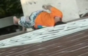 Bé trai bị kẹt đầu lơ lửng trên ban công tầng 4 
