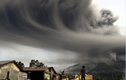 Indonesia bị “nhuộm xám” vì tro bụi núi lửa