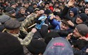 Vì Nga, người biểu tình Ukraine quay sang đánh nhau