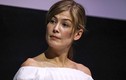 Cách nào để sở hữu bờ vai mảnh dẻ như Rosamund Pike?