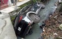 Nữ tài xế lái Mazda CX5 lao thẳng xuống mương nước thải