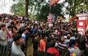 Video: Hàng trăm thanh niên vây kín đền Hiền Quan đòi cướp phết mặc lệnh dừng