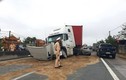 Xe container va chạm ô tô con, 2 tài xế bị thương nặng