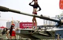 Mỹ nhân tạo dáng bên vũ khí Trung Quốc