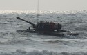 Xem xe tăng Trung Quốc tự bơi trên biển