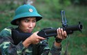 Chiến sĩ Việt Nam luyện súng diệt bộ binh, xe tăng