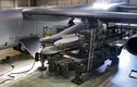 Cận cảnh lắp vũ khí hủy diệt lên “pháo đài bay” B-52H