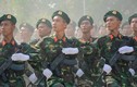 Quân đội Việt Nam diễu binh với súng trường tự chế tạo