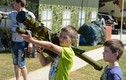 Trẻ em Nga thử dùng tên lửa vác vai Igla-S 
