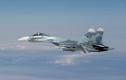 Ảnh căng thẳng tiêm kích Typhoon Anh đánh chặn Su-27 Nga
