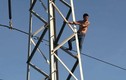 Hàng trăm người đứng xem giải cứu…người đàn ông leo cột điện cao thế