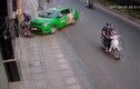 Video: Pha đánh lái điệu nghệ đốn ngã 2 tên cướp của tài xế xe tải