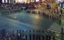 Video: Binh lính lập "hàng rào sống" điều khiển giao thông