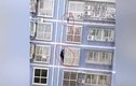 Video: "Người nhện" Trung Quốc cứu bé trai treo lơ lửng trên cửa sổ tầng 3
