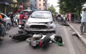Video: Sang đường ngược chiều, xe máy bị ô tô húc bay xa