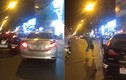 Video: Va chạm nhẹ, tài xế ô tô bất ngờ cầm gạch ném taxi