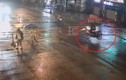 Video: Hãi hùng cảnh xe máy tông bay rào chắn tàu hỏa