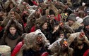 Video: Lễ diễu hành kỳ lạ đón năm mới ở Romania