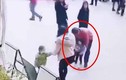 Video: Bắt cóc bé gái hai tuổi ngay trước mắt người thân