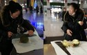 Video: Không mang được sầu riêng lên máy bay, nữ khách dùng cưa bổ ăn ngay tại ga