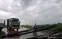 Video: Xe container đua nhau lấn đường, vượt ẩu kinh hoàng trên Quốc lộ 5
