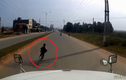 Video: Kinh hãi bé trai sang đường kiểu tự sát trước đầu xe tải