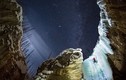 Kỳ vỹ cảnh quan thác nước đóng băng trong đêm sao
