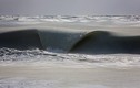 Khó tin cảnh tượng sóng biển đang cuộn chảy đóng băng   