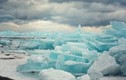 Kỳ lạ tảng băng xanh hiếm gặp trôi dọc eo biển Mỹ