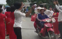 Video: Cô dâu chú rể và đội bê tráp "quẩy" giữa đường gây cản trở giao thông 