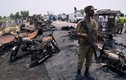 Khung cảnh tan tác tại hiện trường vụ nổ xe chở dầu ở Pakistan