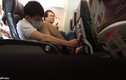 Hành khách thản nhiên nhặt da chân trên chuyến bay về Việt Nam