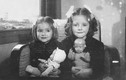 Ám ảnh gương mặt những bé gái ôm búp bê trong Thế chiến thứ 2