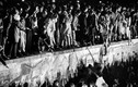 Ảnh độc: Khoảnh khắc khi Bức tường Berlin chính thức sụp đổ