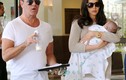 Simon Cowell cầm bình sữa lẽo đẽo theo người tình