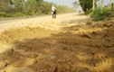 Đại lộ Thăng Long phủ đầy bùn đất, tiềm ẩn tai nạn