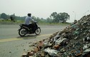 Cận cảnh rác thải đổ ngập đường Hà Nội đe dọa người đi đường