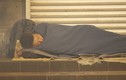 Ảnh: Người vô gia cư nằm co ro trong đêm lạnh Hà Nội