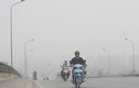 Nhà cao tầng bị sương mù “nuốt chửng” ở Hà Nội