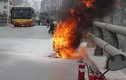 Xe máy bốc cháy ngùn ngụt trên cầu vượt ở Hà Nội