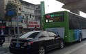 Ô tô biển xanh đâm vào đuôi xe buýt nhanh trên đường Hà Nội