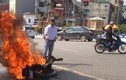 Xe máy bốc cháy ngùn ngụt trên phố Hà Nội