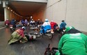Hà Nội: Hàng loạt xe máy trượt ngã ở hầm Kim Liên