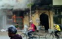 Ảnh: Nhà cháy ngùn ngụt giữa trưa, dân chạy tán loạn ở Hà Nội